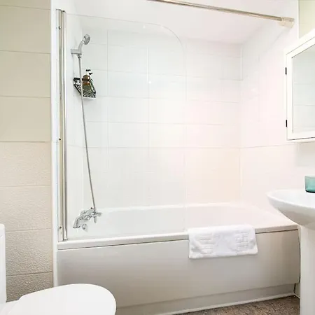 Designed For Contractors And Families Holiday home Bristol